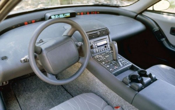 ЕV-1 имаше леко алуминиево шаси и пластмасово купе с обтекаема форма, задвижваше се от индукционен електромотор със 137 конски сили и 16.5-киловатчасова оловно-киселинна батерия (литиево-йонните още не бяха на дневен ред). По-късните вече имаха никел-металхидриден акумулатор с 26.4 киловатчаса капацитет, достатъчни за 150 км пробег. Технологията бе изпреварила времето си и в епохата на обидно евтин бензин привлече само 1117 клиенти. Но въпросните клиенти харесаха много колата и когато GM поиска да си я изземе обратно и да прекрати проекта, те се разбунтуваха. Наложи се компанията да прибегне до силови методи, а всичките хиляда бройки бяха претопени, така че днес са оцелели само шепа EV1 в музеите. Най-тъжното е, че добрите идеи от тази кола после бяха напълно забравени.
