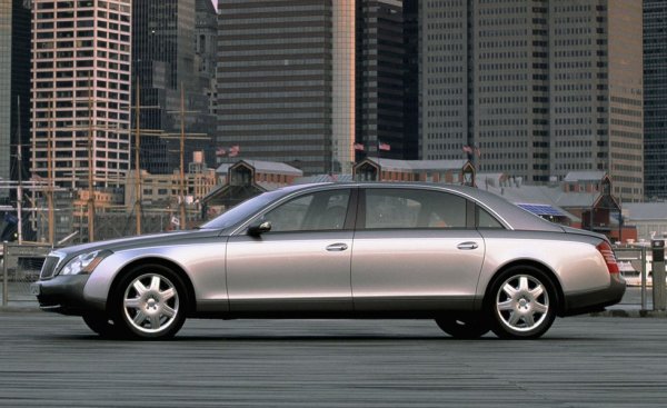 В края на 90-те Vickers продаде Rolls-Royce на Volkswagen, след като само седмица по-рано го бе обещал на BMW. Но вбесените баварци се изхитриха и купиха търговската марка Rolls-Royce, а за VW останаха Bentley и заводът в Крю. Така единствено Daimler от голямата германска тройка остана без своя марка в ултралуксозния сегмент. За да сложат край на тази нетърпима ситуация, в Щутгарт решиха да изтупат от праха собствената си марка Maybach - име, което не бяха ползвали от 1941. 
