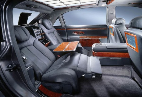 Новият Maybach дебютира в два варианта - колосалния 57 и още по-колосалния 63. Дори и по-компактната версия бе с над половин метър по-голяма от S-класа. Технологиите включваха превръщащи се в легло задни седалки и електролуминесцентен - тоест затъмняващ се с натискането на копче - стъклен таван. А цените започваха над 300 000 евро. Но всички тези неща не можеха да прикрият факта, че Maybach е просто набързо разтегната S-класа. И то стара S-класа, защото междувременно флагманът на Mercedes получи доста впечатляващо ново поколение. Maybach счупи всички рекорди по обезценяване и загуба на стойност на вторичния пазар, и накрая през 2013 компанията хвърли кърпата. Името Maybach се върна по-късно като название за най-високото ниво на оборудване на S-класата, където е вече доста по- на място.
