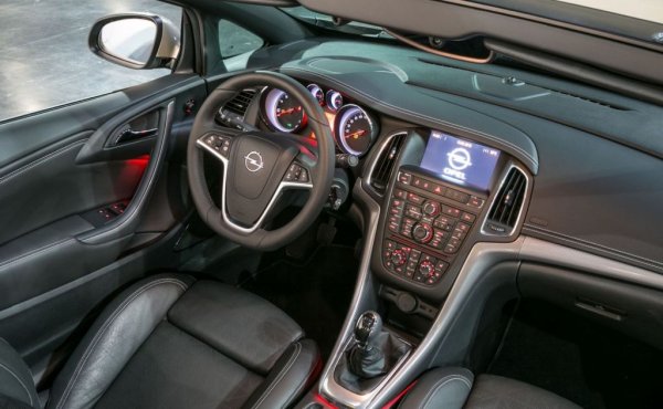 Но да се върнем на Cascada. Произвеждана в Полша и предлагана дори в САЩ под емблемата на Buick, тя привидно имаше всички нужни качества: електрически сгъваем покрив, свръхнапредничавите за онова време LED светлини, 20-цолови джанти. Но също така беше умопомрачително тежка, което също значи и потискащо мудна. Аеродинамиката не беше съвсем изпипана и при смъкнат покрив облегалките за главите на задните седалки вибрираха като антицелулитни уреди. Механизмът на покрива не беше от най-гладко работещите, а интериорът бе обичайната за Opel от онова време хаотична блъсканица от некрасиви бутони. Само цената бе на нивото на конкуренти като BMW, Audi или Ford Mustang. Не е чудно, че счетоводителите на PSA първо задраскаха нея от списъка след придобиването на Opel.
