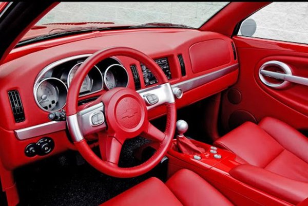 Всъщност SSR можеше и да е по-прилична машина, защото бе построен на платформата на успешния Chevrolet TrailBlazer. Но счетоводителите решиха вместо могъщия V8 на TrailBlazer да монтират тук анемичен атмосферен V6. Клиенти и журналисти в един глас се оплакаха колко мудна е колата. Накрая в отчаян опит да спаси положението, компанията предложи 6-литров V8 с 390 коня, но той струваше над 40 000 долара, почти двойно над TrailBlazer. Досещате се, че не привлече много купувачи. 
