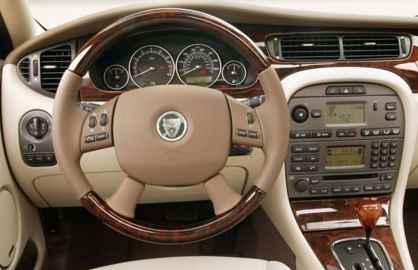 Най-странното е, че X-Type се появи по време, когато пословично чупливите други модели на Jaguar най-после започнаха да показват прилична надеждност. Вероятно обяснението е, че това дори не беше Jaguar, а префасониран Ford Mondeo - недоправен, безсрамно надценен и привлекателен като херния. 
Шефовете от Ford, тогава собственик на британската марка, смятаха това за отличен начин да спасят Jaguar от финансовото блато. Те разчитаха с тази кола да примамят младите, но успели клиенти. Бяха пропуснали само факта, че младите, но успели хора обикновено не са идиоти. 
