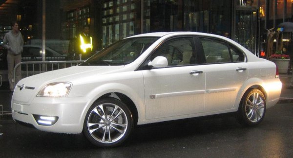 От какво имаше нужда американският купувач след Голямата рецесия? От малък и евтино сглобен китайски електромобил на цената на скъп Mustang? Явно не, ако се съди по пазарните резултати на Coda. Тази кола бе лансирана в САЩ през 2012 и макар старателно да прикриваше факта, че е базирана на китайския Hafei Saibao, успя да излъже едва около стотина продавачи. 
