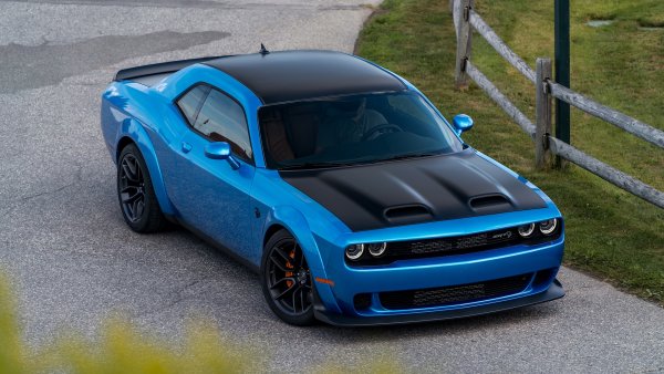 Трудно е да се каже, че на Challenger Hellcat не му достига мощност, но пък от Dodge решиха да добавят още 90 конски сили и така през 2019 се появи унищожителят на гуми Redeye.
