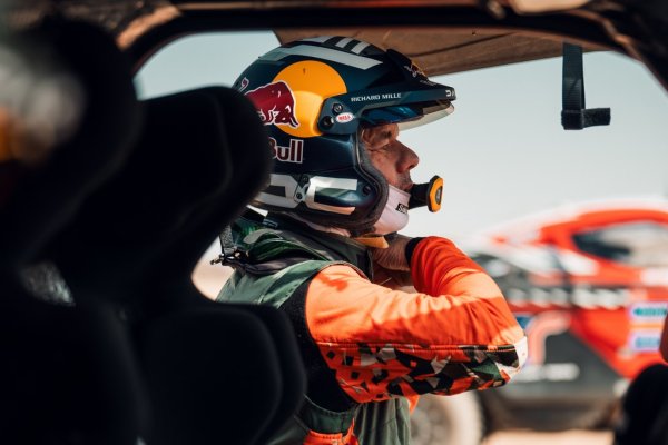 "Да, но знаете ли, по-скоро съм щастлив, че имах възможност да опитам Формула 1 - особено в реални условия, както беше при мен в официалните тестове. Но да се състезавам срещу всички онези пилоти в шампионата вероятно щеше да е друго нещо. Аз съм човек, който набляга по-скоро на естествените пилотски умения, отколкото на педантичната подготовка за всяко състезание и работата с всякакви данни... Да, навремето, ако бях имал възможността да карам във Формулата, щях да го направя. Но чак да съжалявам - не. Доволен съм от колата, която имам сега". 