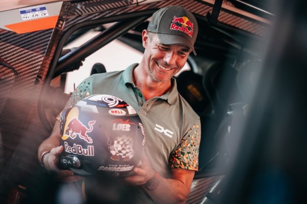 Льоб винаги е минавал за най-големия майстор на асфалт: от всички състезания на такава настилка във WRC между 2005 и 2013, той не успява да спечели само три. Но това не значи, че не го бива и другаде. През 2004 печели снежното Рали Швеция - първият пилот извън Скандинавия, успял да го стори. Триумфира и на макадам - в Кипър, Турция и Австралия. 
