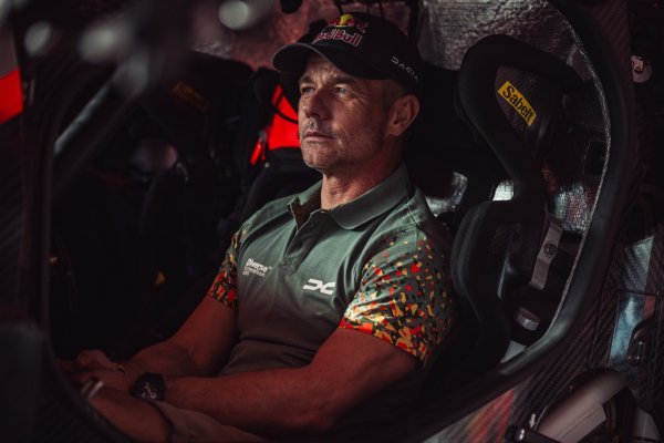 През следващите години WRC е почти без интрига. Льоб изглежда непобедим. През 2006 претърпява нелеп инцидент, докато кара своя маунтинбайк, и чупи раменна кост. До края на сезона остават четири ралита. Льоб дори обмисля да участва с гипс като навигатор на Колин Макрей (навигаторите също получават точки за шампионата). В крайна сметка остава да се лекува, но авансът му е толкова голям, че Маркус Грьонхолм не успява да го стопи до края. 
