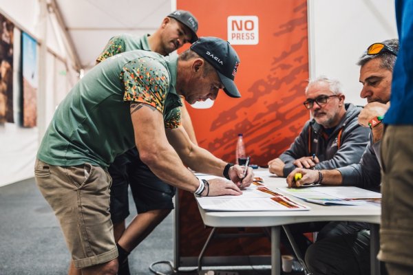 През годините Льоб няколко пъти е пробвал и болиди от Формула 1 - като още в първото си участие в официални тестове в Барселона даде осмо време от 17 пилоти. През 2009 Toro Rosso искаше да го вземе на мястото на Себастиян Бурде, и дебютът на Льоб във Формула 1 дори бе насрочен за Гран при на Абу Даби през ноември, като подготовка за участие в целия следващ сезон 2010. Плановете бяха осуетени от чиновниците от FIA, които отказаха да му издадат необходимия "супер лиценз" на основание, че нямал достатъчно състезания на писта в по-ниските нива на спорта. 
