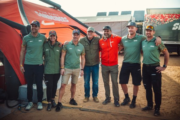 Тимът на Dacia Sandriders. В средата е главният изпълнителен директор на Dacia Дени Ле Вот