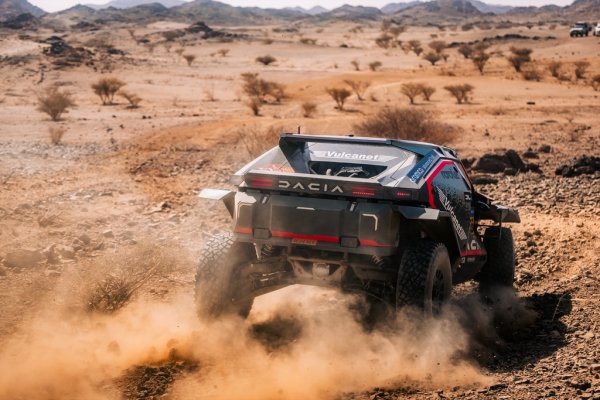 Себастиян успя да навакса техническите проблеми в началото с невероятно каране в следващите два етапа, но след това късметът го изостави