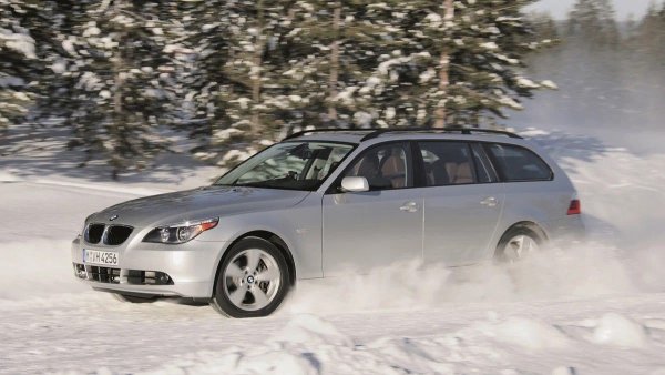 Подобна чувствителност към качеството и нивото на смазване се обяснява с техническата сложност на тази "шестак". Инженерите включиха цял арсенал от иновации от времето си в N52: системата за промяна на височината на клапаните Valvetronic, двойни фазови превключватели VANOS и регулируемия всмукател на DISA. Въпреки това тези механизми често са капризни: поради мръсно масло оборотите започват да "плават", а предишната отзивчивост на двигателя се заменя с бавно ускорение. 

Освен това, при екземпляри, произведени преди 2009, собствениците често се сблъскват с обсесивно тропане на хидравлични компенсатори при загряване. Общата картина се допълва от уязвимостта на охладителната система. Електрическа помпа и термостат рядко могат да издържат повече от 80 000 км, а всяко прегряване веднага води до деформация на главата на цилиндъра.
