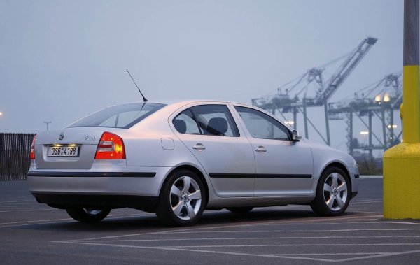 След около 100 000 км пробег към списъка с проблеми се добавя харчете на масло, причинено от появата на тънки бутални пръстени. Ако игнорирате нарастващия апетит на двигателя за смазване, продуктите за разпад бързо изключват катализатора.

Надеждността на газово-разпределителния механизъм и на горивната система също поражда безпокойство. Инжекционната помпа изисква специално внимание - нейното износване може да доведе до повреда на разпределителния вал. Фазовият регулатор на входа също не е издръжлив, чиято повреда е съпроводена с характерен "дизелов" рев.
