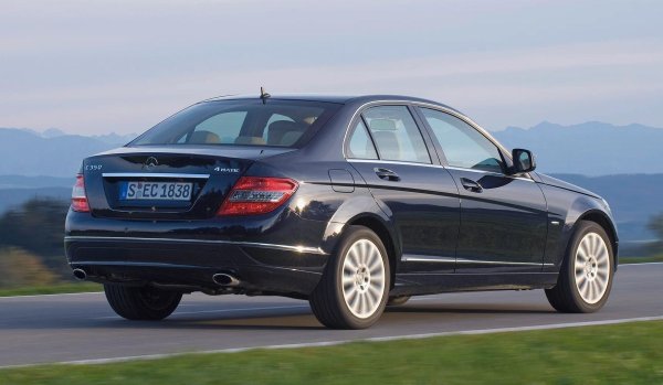 Освен топлинния режим, закрепванията и общата плътност на системите създават сериозни проблеми. Пластмасовите клапи на всмукателния колектор често се повреждат, поради което двигателят губи стабилност, а течове от топлообменника и под капаците на главата на цилиндъра стават обичайни. 

Собственикът трябва редовно да проверява състоянието на маслените уплътнения и сензорите на разпределителния вал.
Основният конструктивен недостатък на M272 се счита за бързото износване на зъбчатите колела на балансиращия вал, което може да съсипе целия механизъм още преди достигане на 100 000 км. Първите алармени звънци са характерен удар при стартиране на студен двигател, осезаеми вибрации и появата на грешки във фазите.
