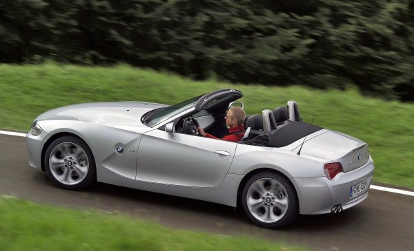 Ситуацията се усложнява от общата склонност на устройството да прегрява, поради което пластмасовите елементи на охладителната система и многобройните гарнитури стават крехки. Течовете под вакуумната помпа, сензорите и капака на клапана са постоянни спътници на N46.

Надеждността на механичната част също повдига въпроси, особено в областта газово-разпределителния механизъм. Веригата не е издръжлива и трябва да се подменя на всеки 100 000-120 000 км, защото в неблагоприятна ситуация може да подскочи и да доведе до скъпо свързване на клапани с бутала.
