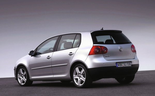 Фазовият регулатор също не може да се похвали с издръжливост. Дори електричеството и приставките излизат от строя, а EGR система с EGR клапан често се поврежда поради въглеродни отлагания, което активира индикатора за проверка на двигателя и поставя агрегата в авариен режим. 

Охладителната система също изисква внимание - крехките пластмасови тръби и податливият на течове корпус на термостата могат да причинят прегряване.

В резултат на това 1.6 FSI се оказва много по-взискателен и скъп за поддръжка от легендарния си предшественик с осем клапана. Да изкара 200 000 км без сериозни проблеми е рядък късмет за него.
