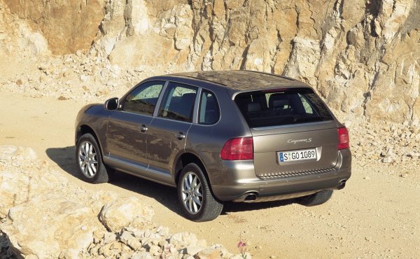 Допълнителни трудности се създават от всмукателния колектор с променлива геометрия: клапите му се окисляват заради отлагания на масло. Системата за вентилация на картера също изисква внимание &ndash; разкъсване на клапанната мембрана (CVCG) води до навлизане на въздух и това причинява нестабилна работа на празен ход. Запалителните бобини традиционно са консумативи поради високото топлинно напрежение в двигателното отделение и често се налага да се заменя целия комплект.