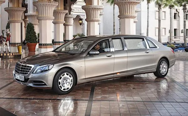 Най-дългият сериен автомобил, носещ емблемата на Mercedes, е дори по-огромен от версията с дълга база на прочутия Grosser 600 от 60-те години на миналия век. Тази огромна машина е с размери 6240 мм и затова много по-късният Mercedes-AMG G 63 6x6 с дължина 5875 мм изглежда доста съкратен.

Но Grosser на свой ред е засенчен от Mercedes-Maybach Pullman, който е базиран на настоящия S-Class. С 6499 мм той е дори по-дълъг от някои пикапи.
