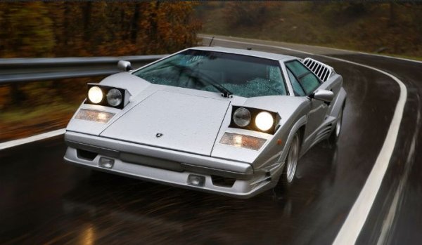 Производство: 1974-1990 година

Мощност: 455 конски сили

Италианската икона се задържа в производство 16 години, като разчита на каросерия от алумийни и фибростъкло. Задвижването е към задната ос, а двигателят е бензинов V12. В началото той е с обем 4,2 литра и развива 375 к.с. 

През 1985 г. в отговор на Ferrari Testarossa работният обем е увеличен до 5,2 литра, а мощността – до 455 к.с. Последната версия на Countach беше наречена 25th Anniversary, след което колата беше заменена от Diablo.