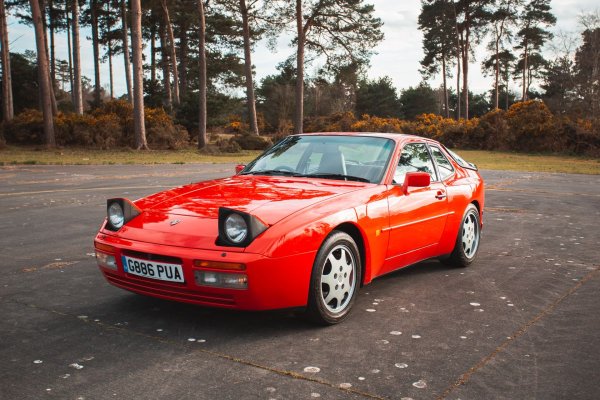 Производство: 1982-1991 година

Мощност: 250 конски сили (Turbo S)

В продажба между 1982 и 1991 г. с различти видове каросерия, германският спортен автомобил има почти перфектно разпределение на теглото (50,7% на предната ос и 49,3% на задната), благодарение на предното разположение на двигателя и  задната част на скоростната кутия.

През 1985 г. на пазара се появи версията 944 Turbo, оборудвана с четирицилиндров, 2,5-литров двигател и мощност 220 к.с. През 1998 г. вариантът Turbo S достига 250 к.с.