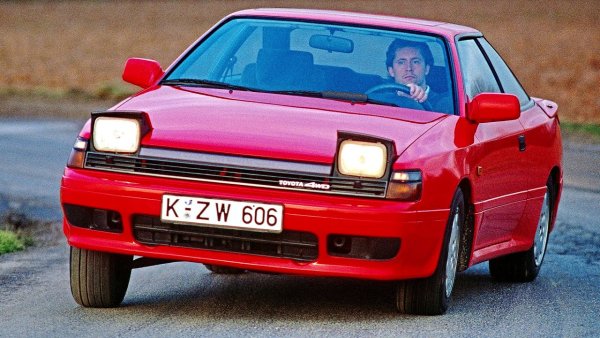 Производство: 1985-1989 година (четвърто поколение), 1990-1993 година (пето поколение)

Мощност: 200 конски сили

Това е автомобилът, с който Карлос Сайнц спечели двете си световни титли във WRC през 1990 и 1992 г. Четвъртото и петото поколения на японското спортно купе използваха такива фарове, които също помогнаха на колата да се превърна в високо ценен модел в целия свят.

При тези две генерации на Celica се откроява вариантът GT-Four със задвижване на четирите колела и 2,0-литров двигател с турбокомпресор, чиято мощност достига 200 к.с.