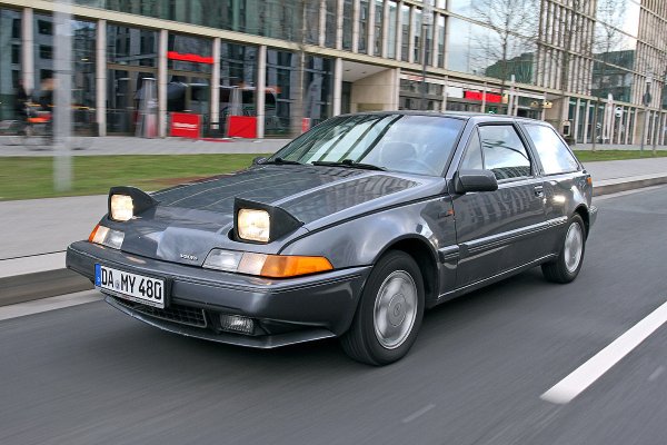 Производство: 1986-1995 година

Мощност: 120 конски сили (версия Turbo)

Шведският производител пусна много агресивен компактен модел през 1986 г., като той беше приет добре от пазара и се продаваше успешно близо едно десетилетие. Той беше последван от модерният C30, който се продава от 2005 до 2011 г.

Връщайки се към класическия модел, това стана първото Volvo с предно предаване. В гамата се откроява вариантът Turbo, оборудван с 1,7-литров двигател и мощност 120 к.с.