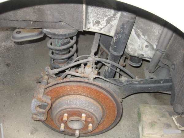 Лошото качество на пътищата със сигурност оказва влияние върху бързото износване на частите на окачването и кормилното управление. Ето защо някои детайли от тези две основни системи се предлагат с по-малка гаранция от общата за автомобила. Това се отнася за така наречените „сайлент-блокове“, сферични шарнири, лагери, втулки на стабилизатора, напречни щанги с накрайници, които при някои марки са с гаранция, която дори не е половината (като пробег) от тази на колата.