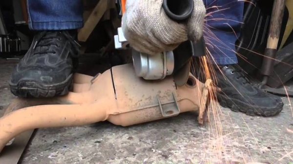 Загрижеността за околната среда доведе до факта, че през последните десетилетия конструкцията на автомобилите стана по-сложна, а това донесе само проблеми на шофьорите. Катализаторът, например, си е спечелил много лоша репутация. Този елемент на изпускателната система престава ефективно да почиства отработените газове с течение на времето. Това води до спад в мощността на двигателя. Самият катализатор не е евтин и това накара някои производители да му наложат ограничена гаранция. При гаранция на колата от 100 000 км, например, тази на катализатора може да бъде едва 30 000 км.