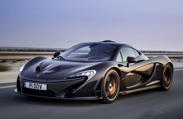 McLaren P1 е британска хиперкола, известна със своите иновации и изключителна производителност. Тя се задвижва от 3,8-литров V8 с двойно турбокомпресор и електрически мотор, произвеждащи общо 903 конски сили. P1 вдига 350 км/ч и ускорява до 100 км/ч от място за 2,8 секунди.
