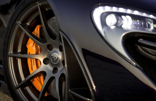 За да осигури безопасно спиране, P1 използва карбоново-керамични дискове с диаметър 390 мм отпред и 380 мм отзад, разработени от компанията Akebono. Многобуталните апарати осигуряват висока спирачна ефективност и контрол, което е особено важно за хибриден суперавтомобил с такава мощност.
