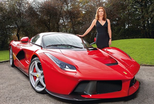 Ferrari LaFerrari е флагманът на италианския автомобилен производител, съчетаващ 6,3-литров V12 двигател и електрически мотор с обща мощност от 950 конски сили. Автомобилът ускорява до 350 км/ч и вдига 100 км/ч за по-малко от 3 секунди.
