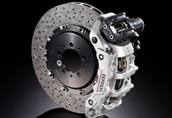 За да се справи с такива скорости, LaFerrari е оборудван с карбоново-керамични спирачни дискове с диаметър 398 мм отпред и 380 мм отзад. Тези спирачки, разработени от Brembo, осигуряват мощното и постоянно спиране, необходимо за автомобил от този калибър.
