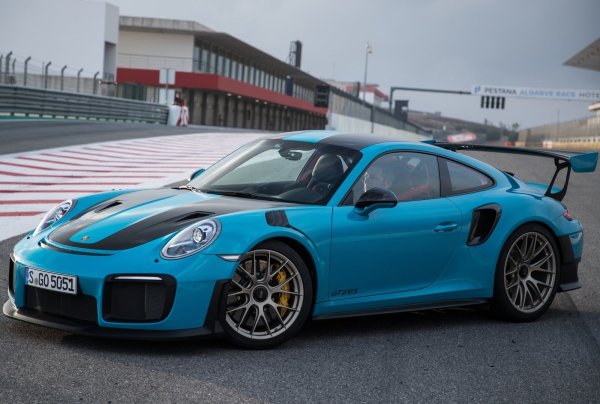 Porsche 911 GT2 RS е върха на семейството 911, задвижван от 3,8-литров двигател с двойно турбокомпресор, който произвежда 700 конски сили. Автомобилът може да развие максимална скорост 340 км/ч и ускорява до 100 км/ч за 2,7 секунди.
