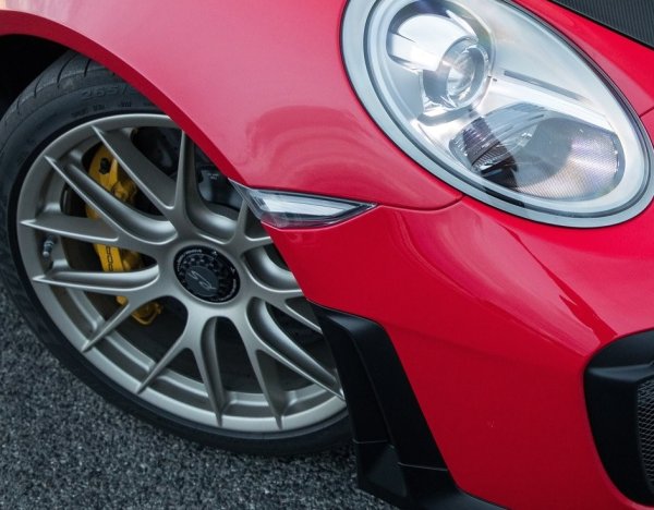 GT2 RS използва карбоново-керамични спирачни дискове с размери 410 мм отпред и 390 мм отзад. Отпред има 6-бутални апарати, а отзад 4-бутални апарати. Тези спирачки осигуряват превъзходна производителност при спиране и устойчивост на топлина, критични за дни на писта и екстремни условия на шофиране.
