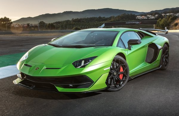 Lamborghini Aventador SVJ е италианска суперкола с 6,5-литров V12, развиващ 770 конски сили. Тя може да развие до 350 км/ч, като достига първите 100 км/ч от място само за 2,8 секунди.
