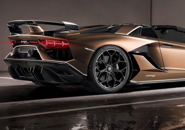 Това ниво на производителност изисква мощни спирачки. Aventador SVJ разполага с карбоново-керамични дискове с размери 400 мм отпред и 380 мм отзад. 6-буталните апарати на предните колела и 4-буталните апарати на задните колела осигуряват ефективно спиране и контрол, което е особено важно при високи скорости на писта.

