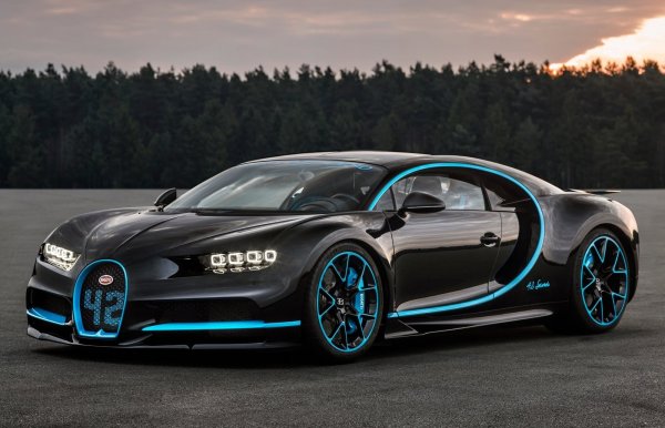 Bugatti Chiron е хиперкола, известна със своята невероятна мощност и скорост. Задвижван от 8,0-литров W16 двигател с четири турбокомпресора, Chiron произвежда 1500 конски сили и развива маккимална скорост от 420 км/ч.
