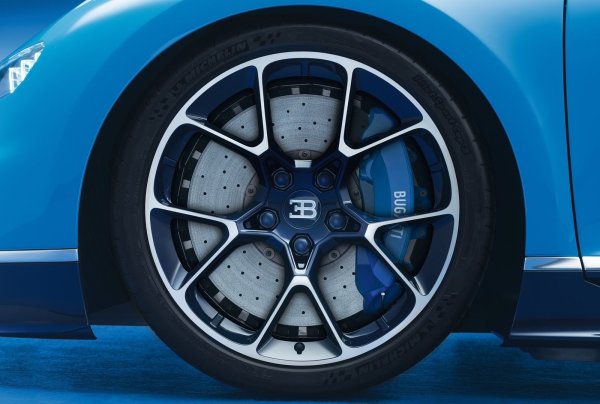 За контролиране на такива скорости Bugatti Chiron е оборудван с карбоново-керамични спирачни дискове с диаметър 420 мм отпред и 400 мм отзад. Отпред са монтирани 8-бутални апарати, а отзад - 6-бутални. Тези спирачки не само осигуряват изключително забавяне, но и са силно устойчиви на прегряване, което е особено важно при екстремни работни условия.
