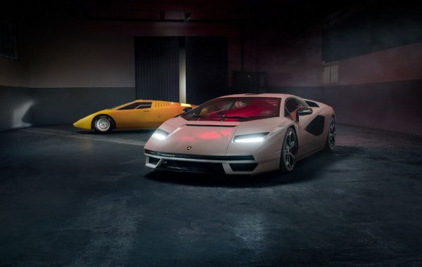 При този суперавтомобил няма нищо особено забележително в начина, по който се управлява. Въпреки това, комбинацията от тази емблематична клиновидна форма и ръмжащия V12 двигател поставя колата на пиедестал, придавайки ѝ легендарен статус, който е актуален и днес.

По това време изглежда напълно логично Lamborghini да възкреси колата за 50-годишнината на автомобила с модерна интерпретация на вечната класика. Countach 2.0, или Countach LPI 800-4, разполага с много стилистики на оригинала. Двигателят обаче е значително подобрен, включващ хибридно задвижване, което осигурява 803 к.с. Това е над два пъти повече мощността на първото поколение Countach.
