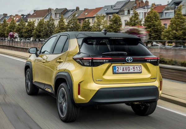 В диапазона на задвижванията основата е трицилиндров 1,5-литров двигател. Предлага се като класически бензинов с 125 к.с., обикновено с предно предаване и ръчна скоростна кутия, както и като 1.5 хибрид. 

Хибридът включва вариант с мощност 116 к.с., както и по-мощен вариант с 130 к.с., който работи стандартно с CVT автоматична кутия. Хибридите доминират на пазара и често се избират за града, защото могат да карат тихо и ефективно в градския трафик.