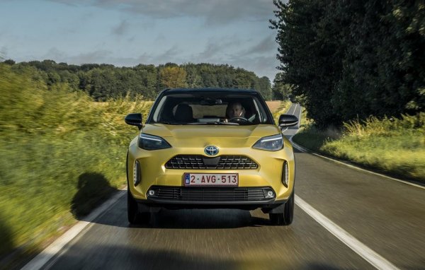 Хибридната задвижваща система е технически усъвършенствана, а електрическата част на задвижването и трицилиндровият бензинов работят правилно заедно. Въпреки това, има една забележка, която може да изненада някои шофьори - когато газта е натисната силно, малкият SUV може да бъде шумен, което е типично за хибрид с безстепенна трансмисия. 

Версиите в стил GR Sport могат да се движат и на големи 18-инчови джанти, което подобрява външния вид, но обикновено влошава комфорта на по-лоши повърхности.