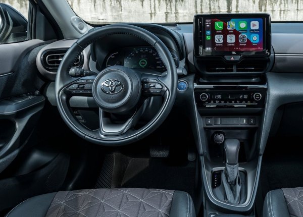 В Yaris Cross има проблеми, свързани със софтуера и работата на цифровите уреди. Имало е случаи, когато дисплеят може да остане черен след стартиране на колата, а някои предупредителни светлини не се появяват. В такава ситуация решението е да се обнови софтуерът. В някои звена интервенцията може да се отнася до системата за електронни обаждания за автоматична помощ.

Затова преди покупка си струва да проверите дали автомобилът има актуален софтуер, дали не показва грешки, дали екранът винаги се стартира правилно и дали собственикът има потвърждения за посещения на обслужване, свързани с кампании за актуализации.
