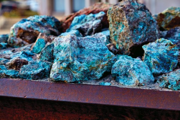 Кобалтът, с атомен номер 27, е твърд, сиво-синкав метал, който обаче не се среща в чисто състояние. Най-често се добива като страничен продукт в мините за мед и никел. Някога кобалтовите съединения са били използвани като естествени сини оцветители. Днес кобалтът има множество употреби, включително и като основен компонент на катода в литиево-йонните батерии. Всъщност през 2020 цели 57% от добитите количества са отишли за производството на батерии. IEA прогнозира, че търсенето на кобалт ще се увеличи 20-25 пъти в близките две десетилетия. По данни на The United States Geological Survey доказаните световни запаси от метала са около 7.2 милиона тона, което при годишно производство от порядъка на 110,000 тона би стигнало за 65 години. Според анализаторите от CRU обаче ръстът при електромобилите ще повиши потреблението на кобалт до 314,000 тона годишно - а при такова темпо запасите ще се изчерпят след 23 години.
