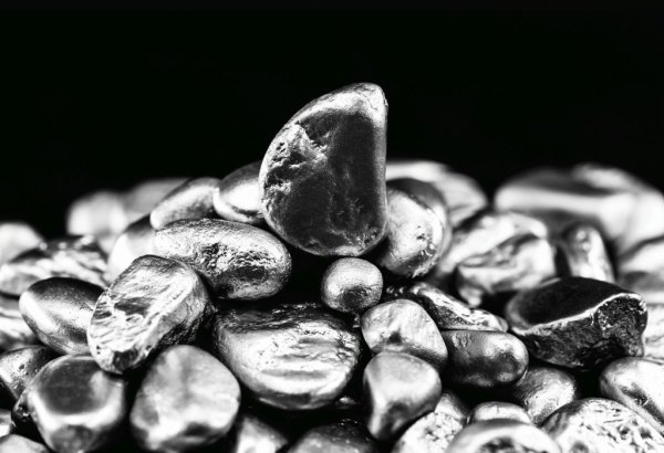 Сребристобял блестящ метал с атомен номер 28, никелът също е основна суровина за производството на батерии, като тенденцията в последните години е количествата да се увеличават за сметка на кобалта. 
В това отношение обаче автомобилната индустрия има много конкуренти - никелът се използва широко при много други производства, например на неръждаема стомана. По данни на USGS в световен мащаб се произвеждат около 2.7 милиона тона годишно, като лидер е Индонезия, с над 1 милион тона, пред Филипините, Русия, Франция (в отвъдморската си територия Нова Каледония), Австралия и Канада. В нашия регион значими залежи на никел има Гърция. 
