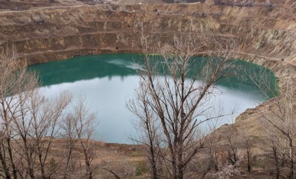 Медта е и единствената от суровините за "зелената революция", с която разполага и България - страната е между 15-те най-големи производители в света, и трета в Европа. 
Прогнозите са до 2050 година световното потребление на мед да се увеличи четири пъти. Цените вече надхвърлиха 10,000 долара за тон на London Metal Exchange - абсолютен рекорд в историята, и почти двойно над цените от 2019 година. 
