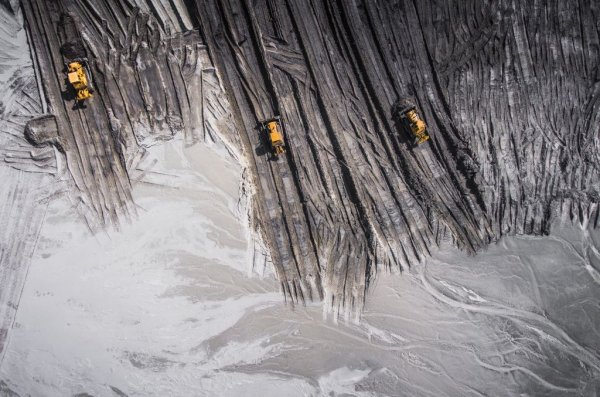 Противно на името си, редките земни елементи всъщност не са особено редки - някои от тях, например церият, са дори по-разпространени в земната кора от медта. Но добивът им е трудоемък и силно замърсяващ, поради което повечето развити държави са се оказали от него. Днес близо 90% от добиваните количества идват от Китай, и по-точно от провинция Вътрешна Монголия.
Цената на неодима, която доста години се държеше стабилно около 40,000 долара за тон, в момента надхвърля 130,000 долара. Електромоторът в един типичен електромобил обикновено съдържа около 3 килограма от метала. Но дори 250 грама са достатъчни да задържат във въздуха стотина килограма стомана. Според канадската Adamas Intelligence пазарът за редки земни елементи ще се увеличи четири пъти в близкото десетилетие, до близо 16 милиарда долара годишно.
