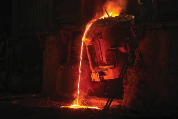 Разбира се, тези пет суровини далеч не изчерпват списъка. За "зеления преход" човечеството ще има нужда от нарастващи количества от много други метали - манган, молибден, паладий и платина, сребро, цинк... Програмата за околната среда на ООН (UNEP) още през 2016 изчисли, че за преминаването към нисковъглеродна икономика ще са необходими над 600 милиона тона метали допълнително до 2050. Неудържимо растящите цени ще стимулират инвестициите в нови находища. Какъв ще е нетният ефект върху околната среда? Дали замяната на петрола с хиляди нови мини ще направи планетата по-чиста? На тези въпроси може да отговори само времето. 
