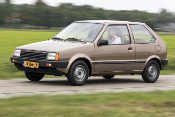 Micra, първият опит на Nissan да създаде масов автомобил като за европейските изисквания, се появи през 1982 и бързо си спечели популярност... сред пенсионерите, заради лекотата на управление и пословичната си надеждност. Последното впрочем продължи, само докато Micra се сглобяваше в Япония. Преместването на производството в Съндърланд за второто поколение влоши забележимо качеството. 
