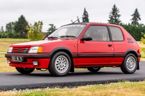 Леко, евтино и весело за каране, Peugeot 205 остана в историята като една от култовите коли на 80-те. Остана на пазара цели 16 години, от 1983 до 1999, и през това време успя да стане и Автомобил на годината в Европа. А GTI версията издигна концепцията за хот хеча до нови висоти, и днес е вече колекционерска машина. 