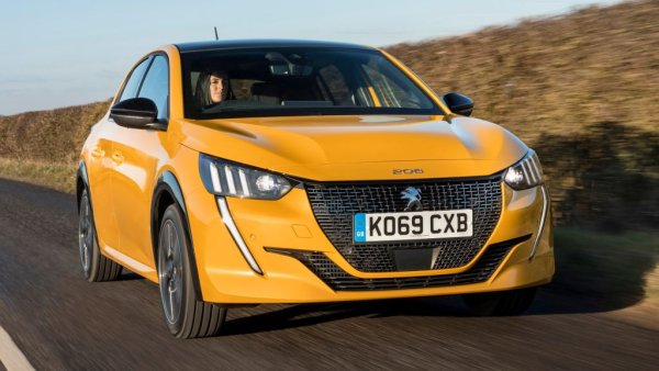 Не очаквайте обаче спортни подвизи от далечния потомък на 205 GTI. Днешното 208 е оформено изцяло от новите европейски стандарти за емисиите, и разчита само на трицилиндрови бензинови двигатели - ако не броим дизелите и чисто електрическата му версия. 
