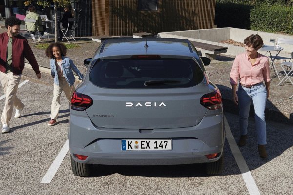 Разбира се, цените за крос версията на този модел, Sandero Stepway, започват от 14 800 евро. Това е модел с подобен трицилиндров двигател, но във версия с турбокомпресор с мощност 91 к.с., и вариатор. В България базовата версия на Sandero в същата конфигурация струва 27 790 лв. с ДДС (14 208 евро), а цените на Stepway започват от 28 990 лв. с ДДС (14 822 евро).
